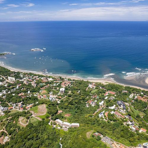 The Tamarindo bay is a white sand beach, family friendly and the attraction for learnign surfers.