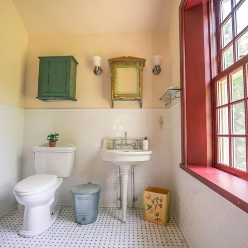 1/2 of the Jack and Jill bath off of guest room. Connected to bathing room
