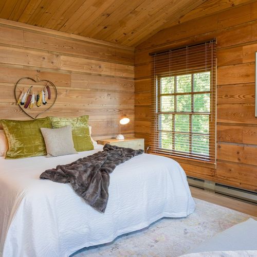 Guest bedroom with King bed and two single beds.