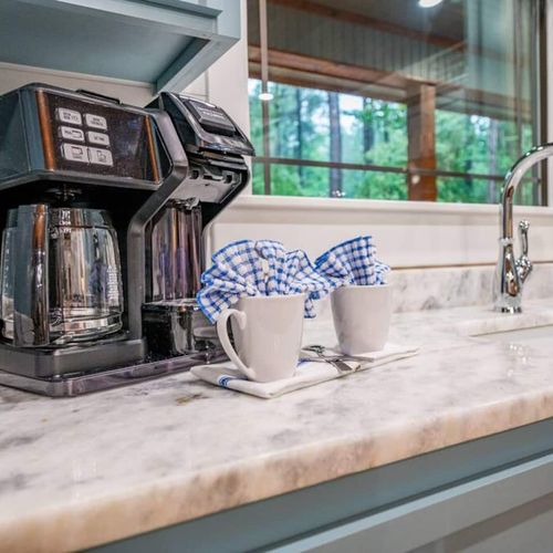 A drip/single cup coffee maker is here for your use!