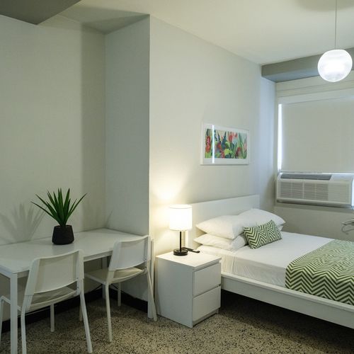 Ideal for friends or family, this bright room offers comfortable twin beds, each with ample space and bedside tables, ensuring a pleasant and practical stay.