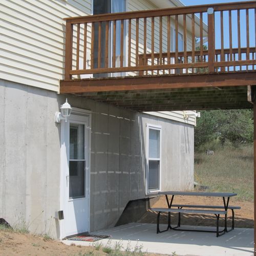 Exterior:  the apartment has a beautiful country setting with its own private entrance. A picnic table is also provided for outdoor dining.