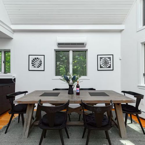 Seating for 6 at the dining table