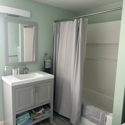 Bathroom:  full bathroom with a combination tub and shower