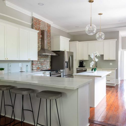 Cook and entertain in style! This stunning, fully equipped kitchen features modern appliances, a large island, and beautiful finishes—perfect for gathering with friends and family.