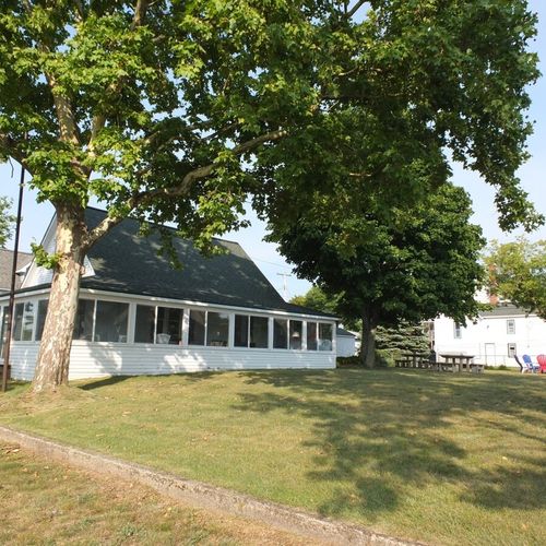 Exterior:  the cottage and the huge yard!