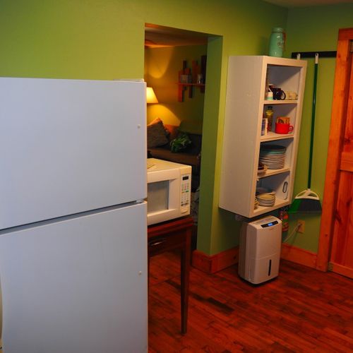 Kitchen:  full kitchen with a gas stovetop and oven, sink, cabins, refrigerator, microwave, keurig coffee maker, and a good supply of cooking and dining utensils.