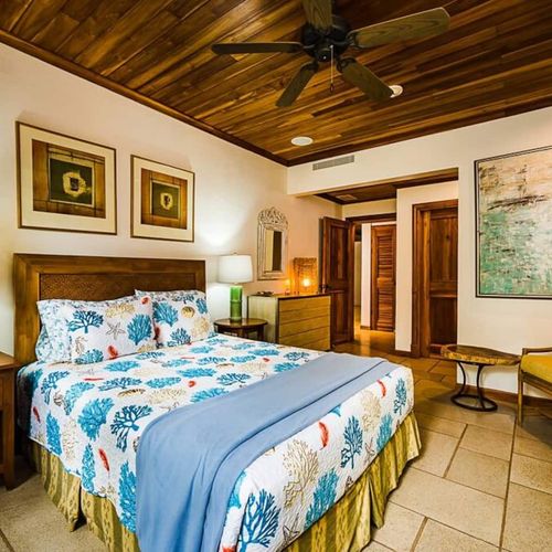 Guest room with queen size bed