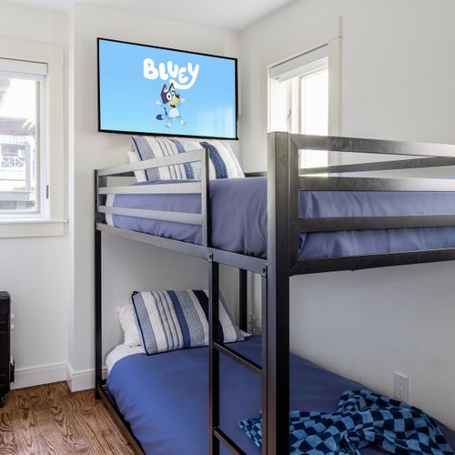 The left hand set in the bunk room has one twin above and one twin below.