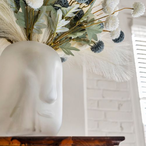 Thoughtful decor touches that make the space feel curated & personal.