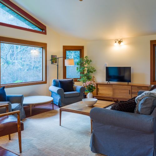 Views out to pond and large tables for  entertaining