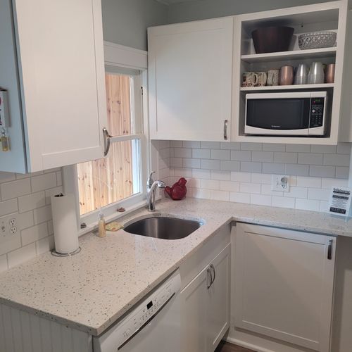 Kitchen:  the cottage has a very efficient kitchen with all appliances (including a dishwasher) and a good supply of cooking and dining utensils.
