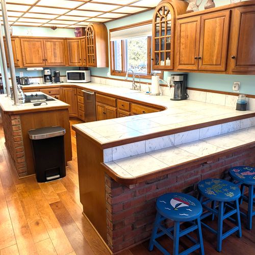 KITCHEN:  The home has a very large kitchen with all appliances (including a dishwasher) plus a kitchen island.