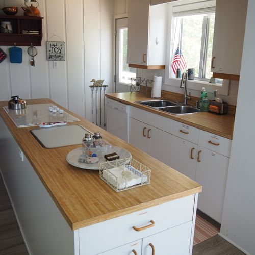 Kitchen:  large and full kitchen with a kitchen island and all appliances.