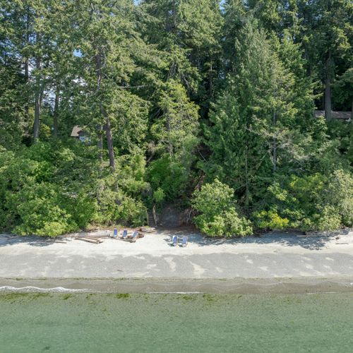 The beauty of this beach is a treasure...it's a rare chance to share it!