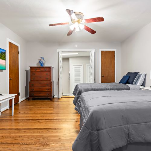 Middle BR, Twin Beds