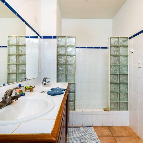 THe bathroom is equipped with a detachable showerhead.