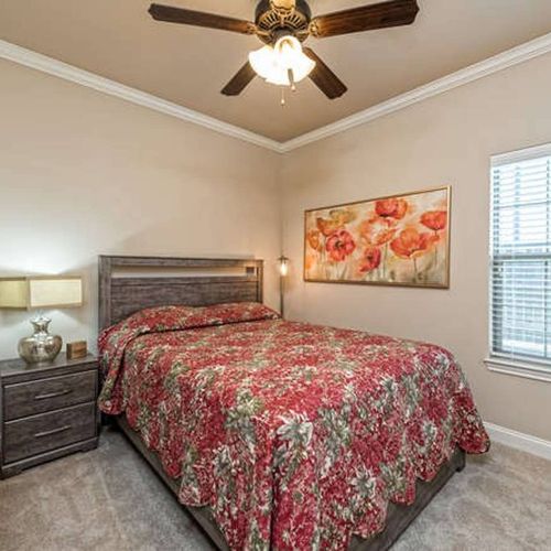 Queen BR - Cozy up - ideal for couples or solo travelers
