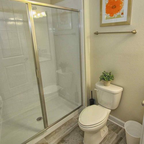 Upstairs King En-Suite Bath w/Walk In Shower