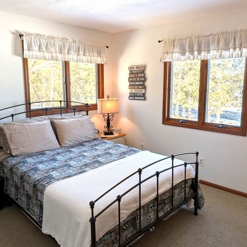 BEDROOM #3 (SECOND FLOOR):  Cute bedroom on the second floor featuring a queen-size bed, dresser, mirror, nightstand, lamp, and private entrance to the "jack and jill bathroom" on the second floor.