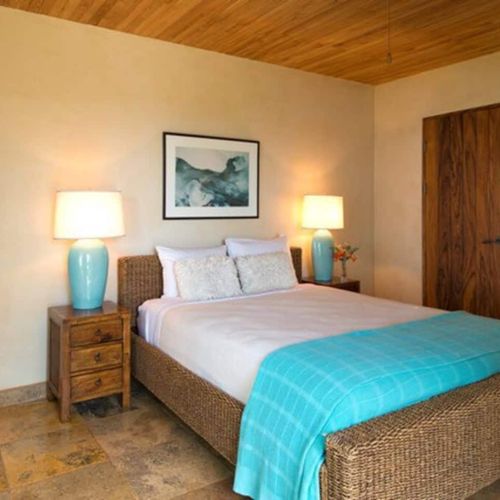 Warm wooden colors contrast with the clear walls bring out the details and colors.
