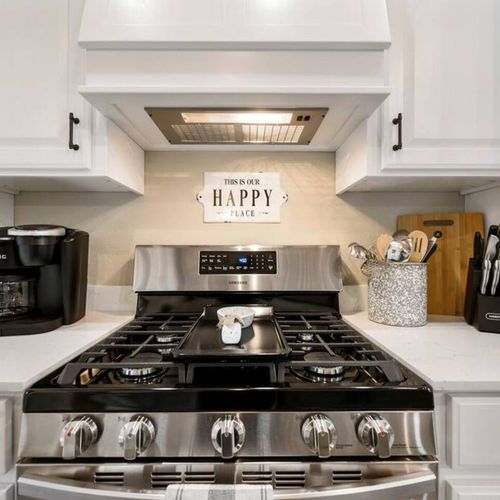 The gas stovetop with a built in griddle!