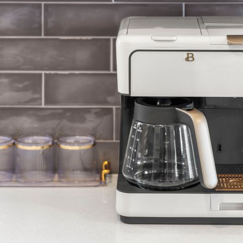 Morning made easy with both drip coffee and a k-cup machine