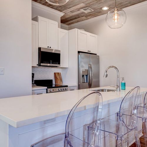 Kitchen island w/ bar seating, ideal for gathering while meals come together.