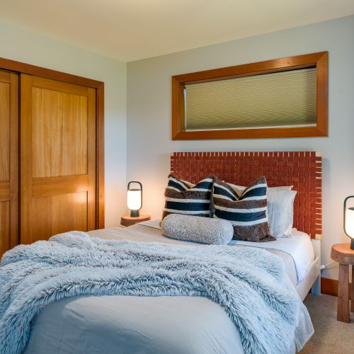 This serene bedroom features a plush queen bed with soft, high-quality linens for the ultimate night’s rest. Warm bedside lamps create a cozy evening glow, while the spacious closet offers plenty of room to unpack and feel right at home.
