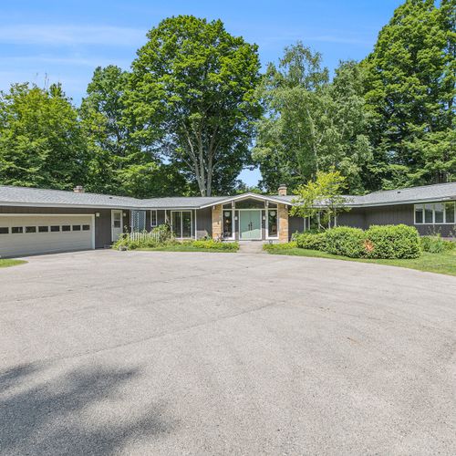 OVERVIEW:  The gorgeous front of the home with a large parking area