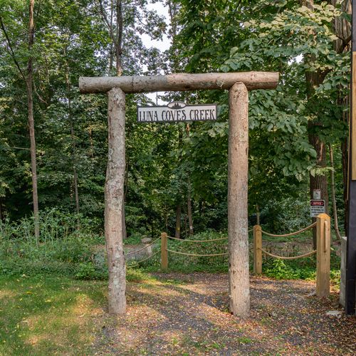 Private hiking path to Luna Cove's Creek