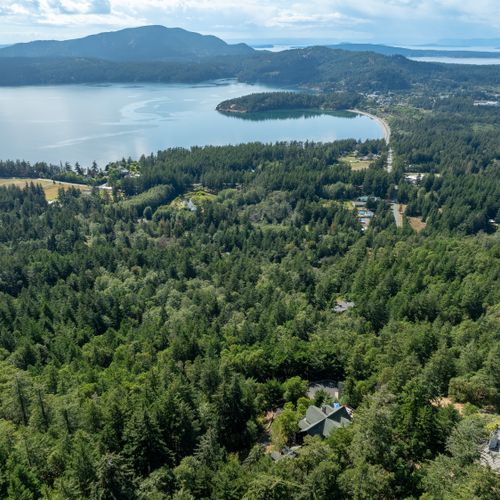 Views look out to Indian Island and Turtleback Mountain with the iconic horseshoe shape curving to the left