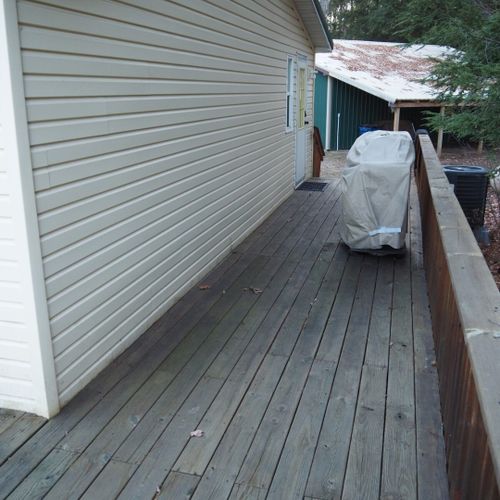 The side of the front porch. Note that there is an outdoor gas grill included with the rental and it is shown in this photo.