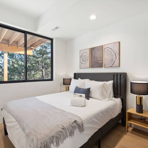 Downstairs guest bedroom w/ queen casper mattress