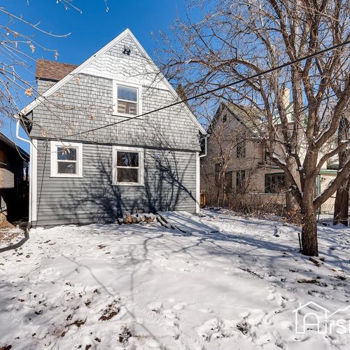 Convenient location just 3 minutes from downtown, this refinished victorian retreat has everything you need to make your trip comfortable and enjoyable.