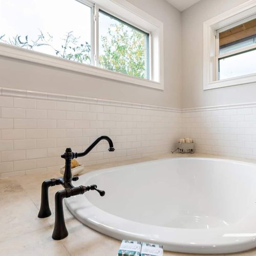 Master Bathroom Luxe Tub