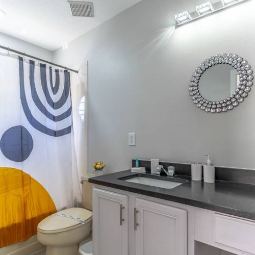 En-Suite Bath To King Bedroom w/Sinks & Tub/Shower Combination