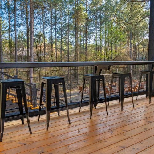 Additional seating at the bartop!