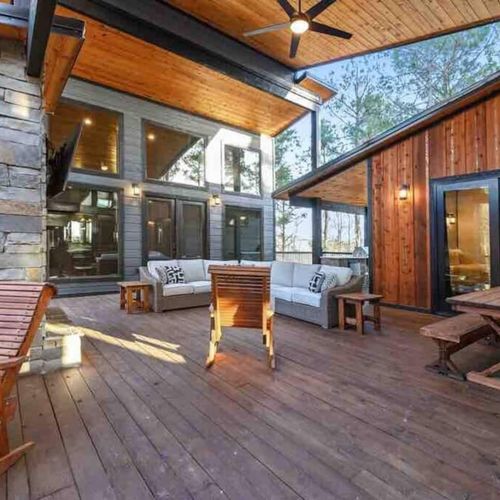 The covered outdoor patio!