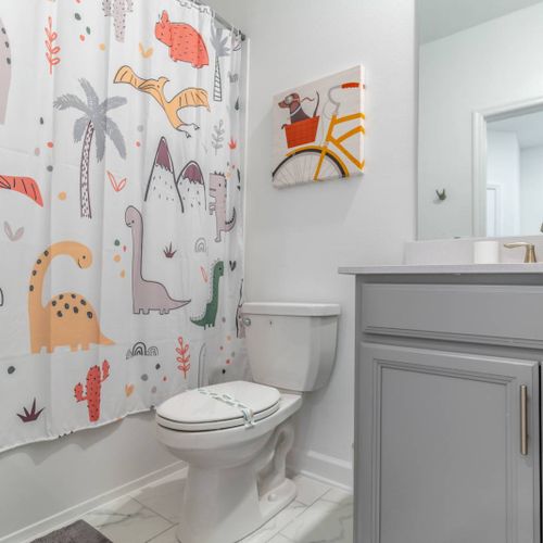 Upstairs Hall Shared Bath w/Shower & Tub Combination