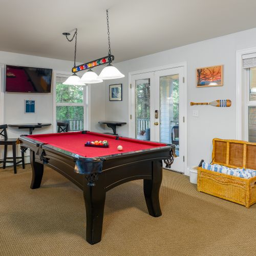 Pool table, Smart TV and a hot tub right outside the door....I'm in!
