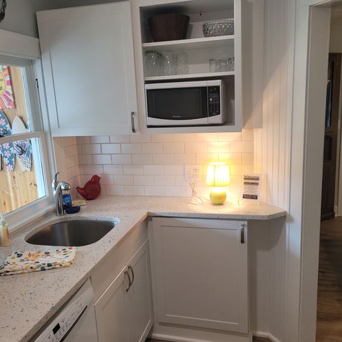 KITCHEN:  The cottage has a full kitchen with all appliances including a dishwasher.