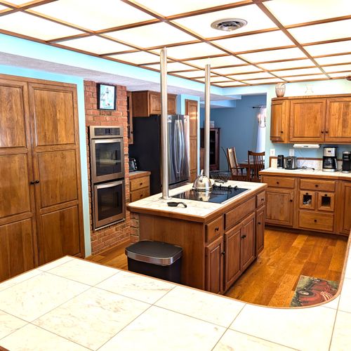 KITCHEN:  The home has a very large kitchen with all appliances (including a dishwasher) plus a kitchen island.
