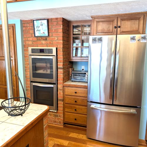 KITCHEN:  The home has a very large kitchen with all appliances (including a dishwasher) plus a kitchen island.
