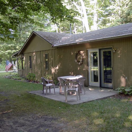 Exterior:  the side of the cabin, highlighting an additional outdoor dining area.
