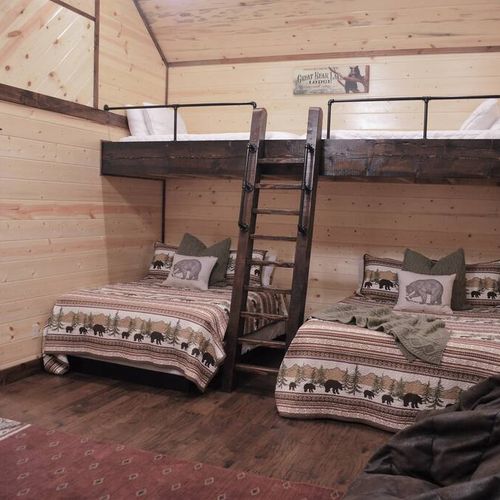 The Bunk Room upstairs as 2 Queen beds and 2 Twin beds + a twin sleeper sofa