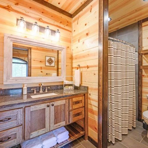 Full bathroom attached to King Bed 1 Upstairs.