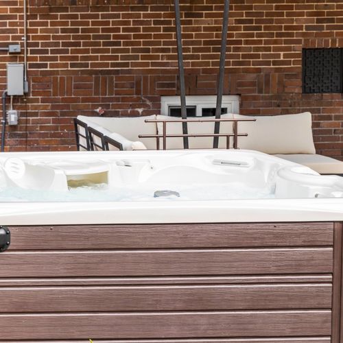 Move easily from cozy lounge vibes to hot tub bliss.