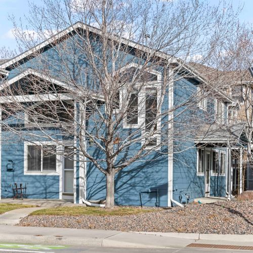 Peaceful neighborhood setting with easy access