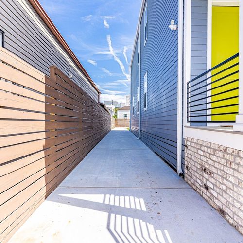 Long private driveway leading to the home — plenty of room to come & go.